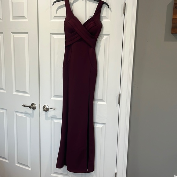 Burgundy formal dress - Picture 1 of 4
